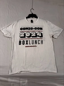 🎉 Comic-Con 2024 BoxLunch Promo T-Shirt Herren Gr. L | White Graphic Tee | 6167 - Bild 1 von 7