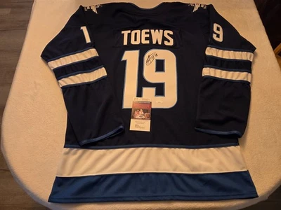 Camiseta personalizada firmada por Jonathan Toews JETS certificado de autenticidad JSA TALLA XL Foto 1 de 4