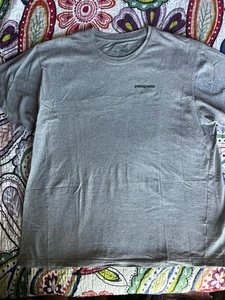Camiseta Patagonia Gris Gráfico Logo en la Espalda Cuello Redondo Manga Corta Para Hombre Talla XL - Imagen 1 de 17