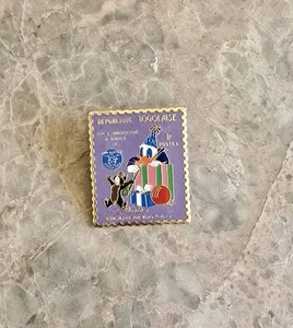 Vintage 1979 Disney Republique Togolaise Donald Duck Happy Birthday Pin - Bild 1 von 4