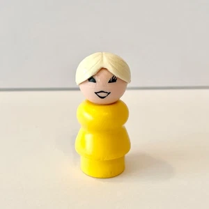 Vintage Fisher-Price Little People gelbe Frau/Mama/Oma weiße Haare Kunststoff - Bild 1 von 6
