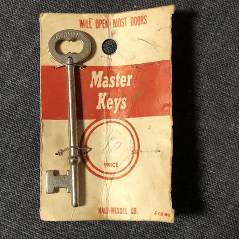 1 Vintage Skeleton Keys Advertisement Card Lock Padlock Key  NOS Cover