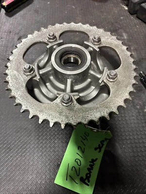 Conjunto de piñón trasero y soporte Triumph Bonneville 900 Scrambler OEM T2010362 Foto 1 de 4