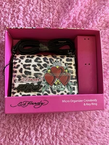 ED HARDY Micro Organizador Bandolera Cartera Tres Corazones Cadena Guepardo - Imagen 1 de 8