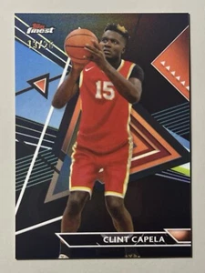 Réfracteur Clint Capela 2023-24 Topps Finest /20 noir #170 Atlanta Falcons SSP - Photo 1 sur 3