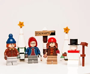 Lot of Builds & Minifigs: LEGO Harry Potter 2023 Advent 76418 Winter Village (hp - Picture 1 of 8