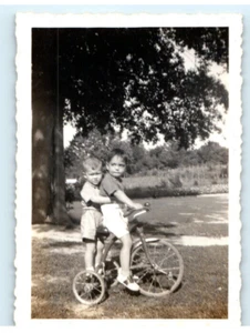 Vintage Foto 40er Jahre, 2 Kleinkinder auf dem gleichen antiken Dreirad, 3,5 x 2,5 - Bild 1 von 2