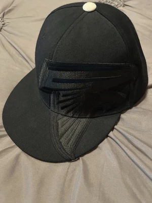 ATLANTA FALCONS ~~ Sombrero del equipo de la NFL ~ Ennegrecido ~ Talla 7 3/4 ~ Billete plano ajustado Foto 1 de 4