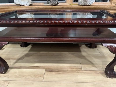 Hermosa mesa de exhibición vintage con tapa de vidrio y patas de garra. Foto 1 de 4