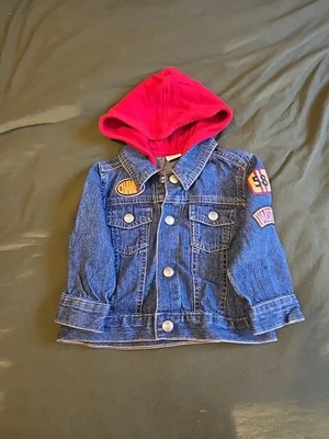 Chaqueta vaquera vintage TKS Basics para niños talla 18 meses azul con capucha roja Foto 1 de 4