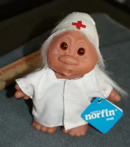 Norfin Troll Dam Muñeca Estudiante Enfermera Cabello Blanco Conjunto 5" NUEVO 1986 Ohh Boca - Imagen 1 de 3
