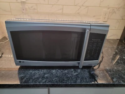 Microondas de encimera LG gris Foto 1 de 4