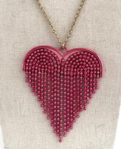 Betsey Johnson Hot Pink strukturiert Metall Fransen Popcorn Herz Halskette 32" Kette - Bild 1 von 7