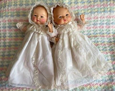 Lote De 2 Vestidos De Colección Horsman 1972 Grace Putnam Repro Bye Lo Bebé Muñeca Vestidos y Afganos Foto 1 de 4