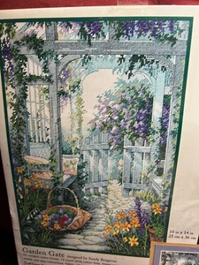 DIMENSIONS #13692 GARTENTOR gezählt Kreuzstich KIT versiegelt - Bild 1 von 5