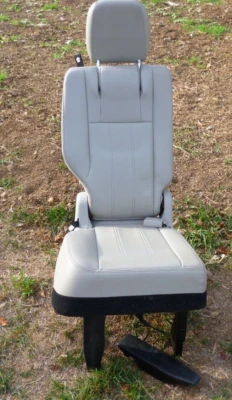 Tercera fila asiento lateral pasajero luz gris cuero Chrysler T Country Dodge 2013 Foto 1 de 4