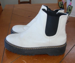 She & In Stiefel Damen Größe 9 (40) Quad Plateau weiß Stiefeletten Airwair - Bild 1 von 5