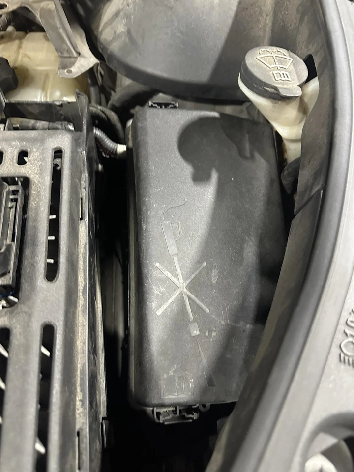 12 13 CADILLAC SRX Engine Fuse Box - Image 1 of 1