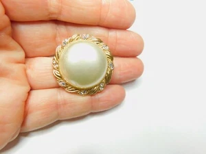 1928 Co. Broche Redondo Texturizado Perla Estrás Transparente Blanco Imitación De Colección - Imagen 1 de 6
