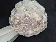BN STUNNING IVORY BRIDES WEDDING BOUQUET ROSES BROOCHES VINTAGE INSPIRED