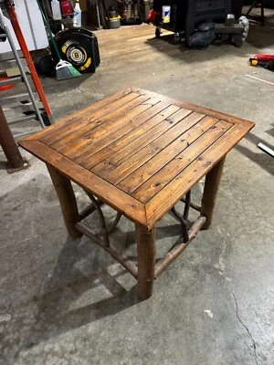 Mesa auxiliar folclórica rústica hecha a mano construcción de ramas y ramitas con tapa terminada Foto 1 de 4