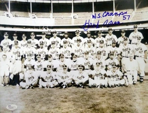 Foto firmada autografiada por Hank Aaron 11x14 Milwaukee Braves "WS Champs 57" JSA - Imagen 1 de 2