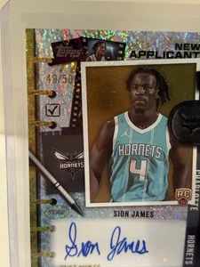 2025-26 Topps Sion James New Applicant GOLD HOLO FOIL AUTO /50 Hornets RC NA-SJ - Bild 1 von 3