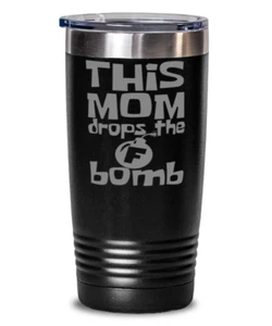 Vaso de café THIS MOM DROPS THE F BOMB Divertido vaso de viaje SS 20 OZ - Negro - Imagen 1 de 1