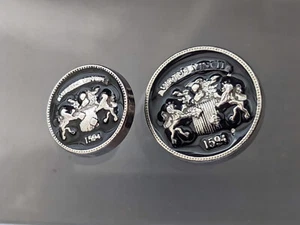 6 botones metálicos - negro/plata - Virtus Vincit 1594 - escudo - 2 tallas - Imagen 1 de 2