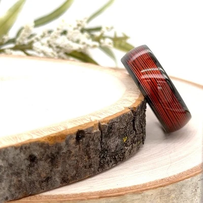 Anillo de regalos de Navidad de tungsteno negro de 8 mm para él con incrustaciones de madera roja bordes abovedados banda Foto 1 de 4