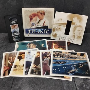 Titanic VHS Big Box Mit 35mm Filmrolle & 8 Sammelkarten 1998 - Picture 1 of 13