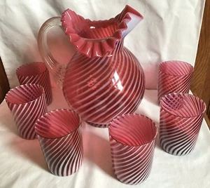 Fenton Kunstglas Cranberry opalisierend Spiraloptik Krug und 6 Becher - Bild 1 von 6