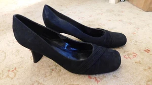 Classy Fitzwell Black Suede Pumps 2.5" Heels Sz 8.5 Wrap Square Toes Heel Rest - Picture 1 of 9