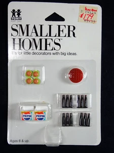 (MR 2) Vintage NEW TOMY Smaller Homes 2411 Set - Hamburgers, Pepsi Bottles & Pie - Picture 1 of 2