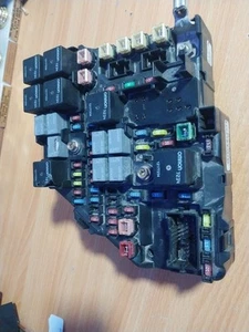 Cadillac SRX 2004-2005 caja de relé de fusibles de conexión P25771740 - Imagen 1 de 12