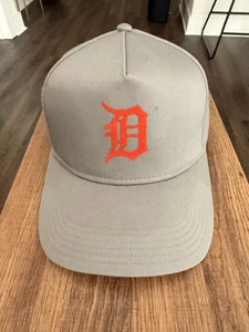Detroit Tigers Hat With Pin - Picture 1 of 3