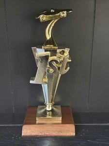 Kunststoff Grand Prix Rennwagen 1. Platz Kunststoff Gold Pokal mit Holzsockel - Bild 1 von 7