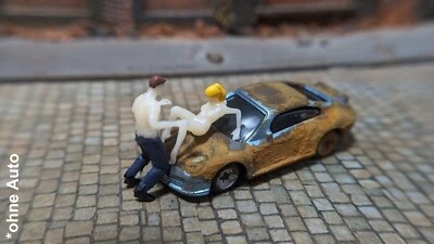 Sexy Scene Liebespaar auf Auto H0 1/87 Figuren LKW HO Diorama Modellbahn - Bild 1 von 4