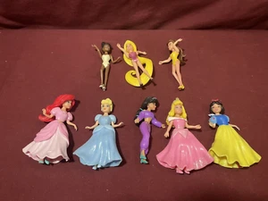 Disney Princess Magiclip Magic Clip 8 Bambole e 5 Clip On Abiti Vestiti - Foto 1 di 3
