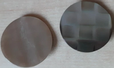 2 Echte Perlmuttknöpfe, 28, 31 mm Durchmesser, rund, schillernd - Gebraucht - Bild 1 von 4