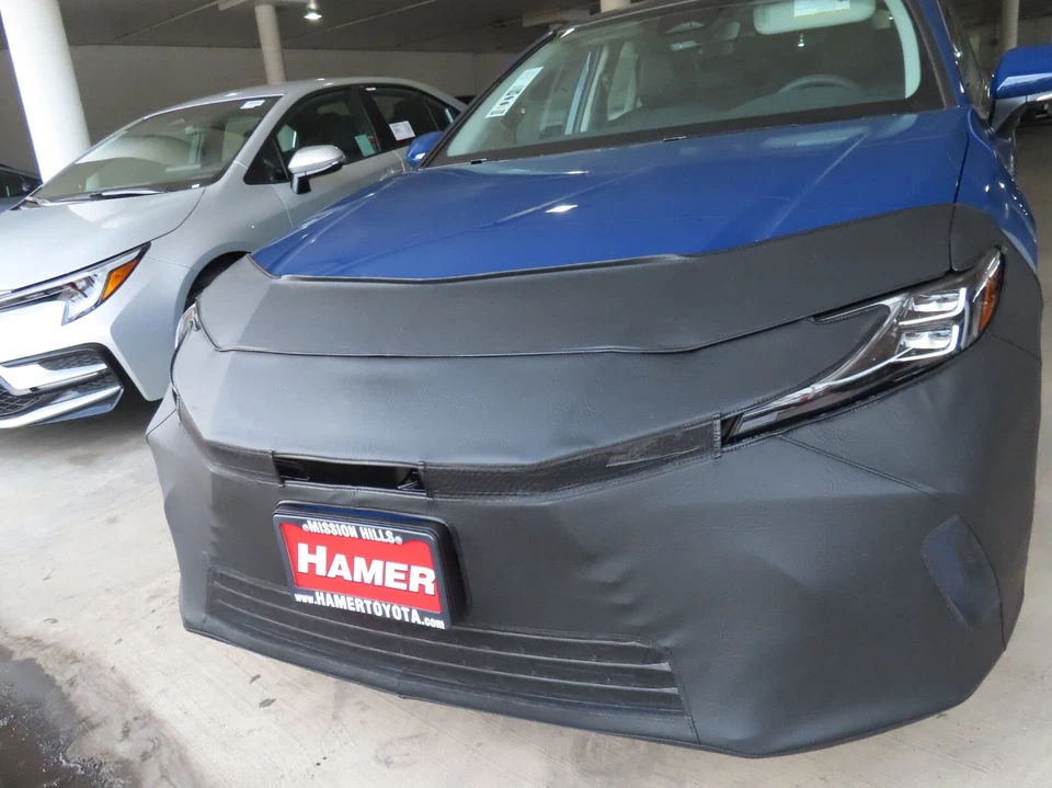 Sujetador con cubierta de máscara frontal Lebra para Toyota Camry LE, XLE 2025 25 con placa de licencia Foto 1 de 1