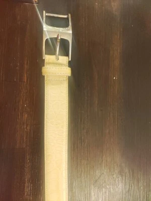 CINTURÓN DONCASTER CUERO MARFIL CREMA ESTAMPADO COCODRILO HEBILLA METAL TALLA MEDIANA  Foto 1 de 4