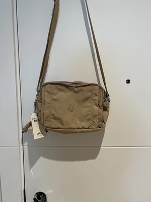 NUEVO CON ETIQUETAS - Bolso Bandolera Kipling Benci Mediano Hummus Beige ¡Difícil de Encontrar! $79 Foto 1 de 4