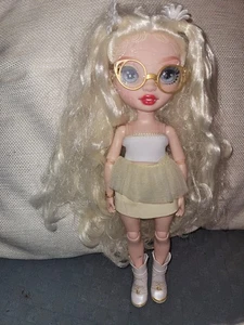 Rainbow High Delilah Fields Serie 4 gelbe Sonnenblume Albinismus MGA Modepuppe - Bild 1 von 6