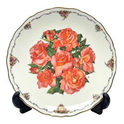 Prato de bolo Royal Albert "Elizabeth of Glamis" – Projetado por Sara Anne Schofield - Imagem 1 de 4