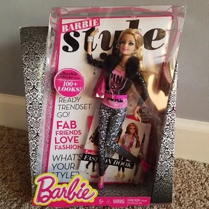 Barbie Style in the Spotlight Pink Luxe Trendset Black Coat Fashion Book CBD27 - Picture 1 of 10
