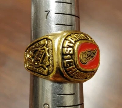 Little Caesars 1997 Stanley Cup Redwings Hockey Ring Replica & Key Chain size 8 - Image 1 of 4