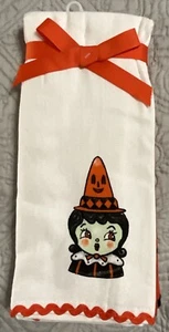 Neu Magenta Johanna Parker "Carnival Cottage" Halloween Hexe Küchentücher Set - Bild 1 von 3