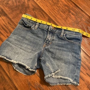 GAP Denim Girls Mid Rise Stretch MIDI Shorts Cut Off Denim Frayed 4” Size 8 - Picture 1 of 7