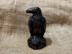Estatua de cuervo de madera: estatuilla de cuervo tallada a mano, decoración artística de madera oscura. - Imagen 1 de 24